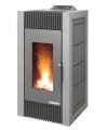 Termokominek z płaszczem wodnym CWD 30 (11,8-31,7 kW). Pellet. Widok frontowy, palący się pellet.