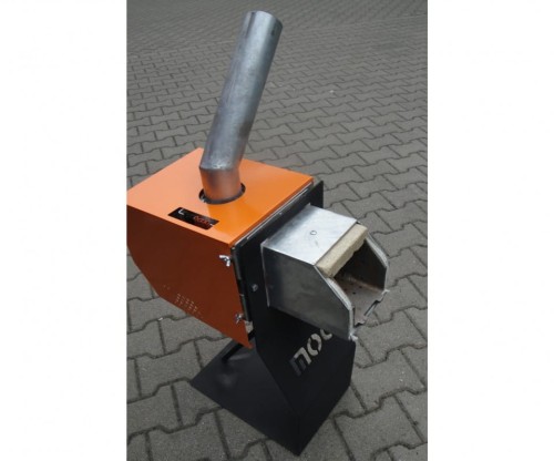 Palnik automatyczny na pellet 6-24 kW. Widok z góry. Pomarańczowa obudowa, stalowa rura wylotowa.