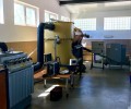 Kocioł na odpady drewnopochodne 150kW. Zdjęcie przedstawia piec do spalania płyt wiórowych, MDF i HDF.