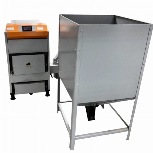 Kocioł Biowarmer 26 kW CWD: widok z przodu kotła na pellet i zrębki z podajnikiem.