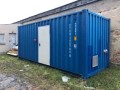Kotłownia mobilna 250 kW na zrębki i pellet.  Niebieski kontener z drzwiami.