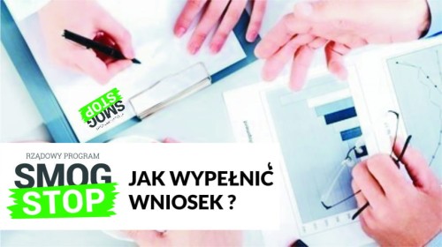 Ręce wypełniające wniosek o dotacje na kotły biomasowe dla firm.