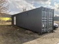 Biogazownia rolnicza kontenerowa 40 kWel. Szary kontener ustawiony na gruncie.